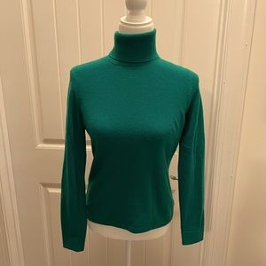 Kelly Green Ann Taylor 100% cashmere turtleneck. Size Small.